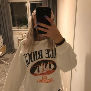 Vit sweatshirt  - Vit sweatshirt med tryck som jag inte får användning av. Använd fåtal gånger så som ny. Storlek m men passar xs,s,m beroende på hur man vill att den ska sitta. Skriv privat vid fler bilder eller frågor:)