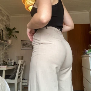 Beiga kostymbyxor - Jätte fina kostymbyxor! Inte använda speciellt mycke, så väldigt bra skick! Skulle säga att de är lite större i storleken, passar för mig som har 36! Kan skicka mått mm om det önskas! Hör av dig om du har frågor❣️ 
