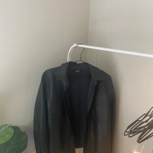 Skinn skjorta - Snygg skinnskjorta  från Gina Tricot. Storlek 38. Snyggt oversize om man är i storlek 34-36