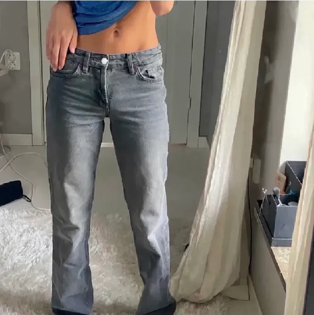 *LÅNADE BILDER* Funderar nu på att sälja mina fina zara jeans, den populära gråa modellen på bilden, eftersom dom blivit lite små, storlek 34. Skulle kunna byta mot 36or 💓💖 säljer endast vid bra bud. Köp direkt 850kr inklusive frakt. Jeans & Byxor.
