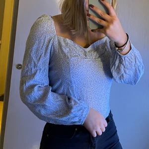 Blus - Ljusblå blus med vita blommor🥰