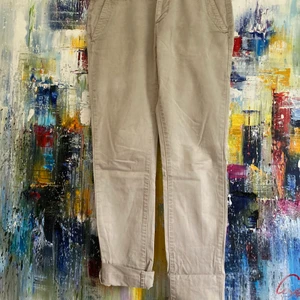 Boomerang byxor, stl 40 - Boomerang chinos, modell Bea, stl 40. Knapp på ficka bak saknas, finns en på insidan av gylfen man kan ta (- jag skulle inte sakna denna). Knappen fram är utbytt till en från Peak Performance - inget man tänker på.