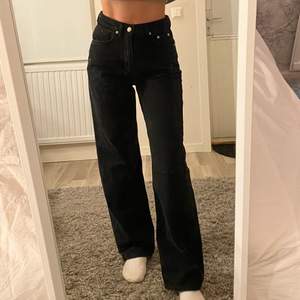 Svarta wide leg jeans i storlek 34!! Använda 3 ggr men är som nya! Säljer då jag inte tycker att jag passar i denna modellen på jeans 🥺 Köpta för 499kr!! Köparen står för frakten🤎 KÖP NU 350kr + frakt!