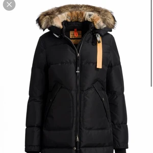 Parajumper Pong bear  - Jätte fin vinterjacka, sparsamt använd i 1,5 vintrar, har bytt päls på den till en större och fluffigare, storlek xS men passar bättre på en S, självklart är den äkta 🌸