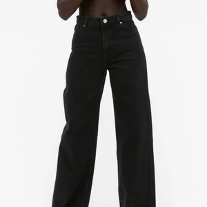 Monki yoko jeans - !!sänkt pris!! Superfina monki wide leg jeans som tyvärr inte kommer till användning längre. Nypris 400, säljer mina för 100. Dem är använda men inte slitna, därav priset. Storlek 25 och passar super på mig som brukar ha 34 i storlek. Hör gärna av dig om du har frågor eller vill ha fler bilder! Möts gärna upp i Stockholm eller fraktar mot fraktkostnad!💗
