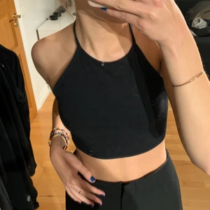 partytopp - svart topp med öppen rygg, perfekt till festen! säljer för kommer aldrig till användning , använt en gång.