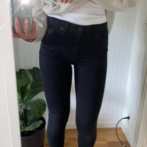 Svarta jeans  - Svarta tajta jeans second hand!