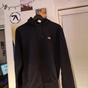 Dickies hoodie - Helt ny dickies hoodie. Svart o enkel. Säljs då den är fel storlek o jag inte har kvittot :/ 