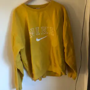 Gul jättecool NIKE sweatshirt! Inga anmärkningar, som ny! Säljer pga att den inte kommer till så mkt användning✨