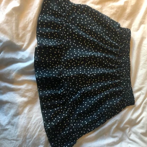 Prickig shein Kjol  - Det är väldigt bekväm och luftig perfekt till sommaren. Har en mörk grön färg.  Köpte den i början av sommaren och har inte använt den. 