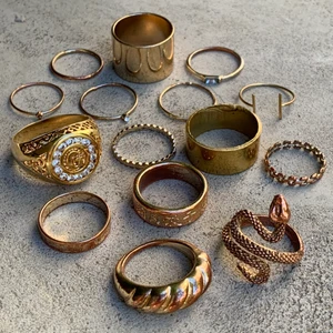Ringar - Säljer dessa GALET SNYGGA guldringar i olika former och storlekar!! De kostar mellan 10kr och 50kr styck så skriv om du är intresserad av någon🤗 Eller köp alla som är kvar direkt för 100kr🥰 Tveka inte på att kontakta mig vid frågor!!☺️💕 Kolla in min profil för fler ringar och andra smycken!! ❌INTE ÄKTA GULD❌