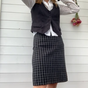 Sexy vintage skirt -  Denna är verkligen så fin och så schysst att den är rutig. Den är svensktillverkade och märket är Almedahl. Midjemått: 66 cm och längd: 56 cm. 