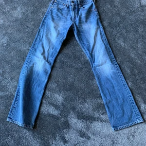 Vintage Levi’s 505 jeans storlek 30/34 - Low waist jeans som går över skorna. Inte använt en ända gång. Köpta för 700kr. Säljer de nu pga. Att de är lite för små för mig. Passar vilket kön som helst! Swish är det som gäller. Midjan är runt 80cm, innebenslängden är runt 100cm.