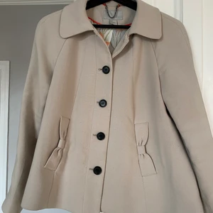 Grå fin jacka  - Fin jacka med eleganta detaljer. Fodret i ena fickan är trasigt men går enkelt att laga alt leva med :) 