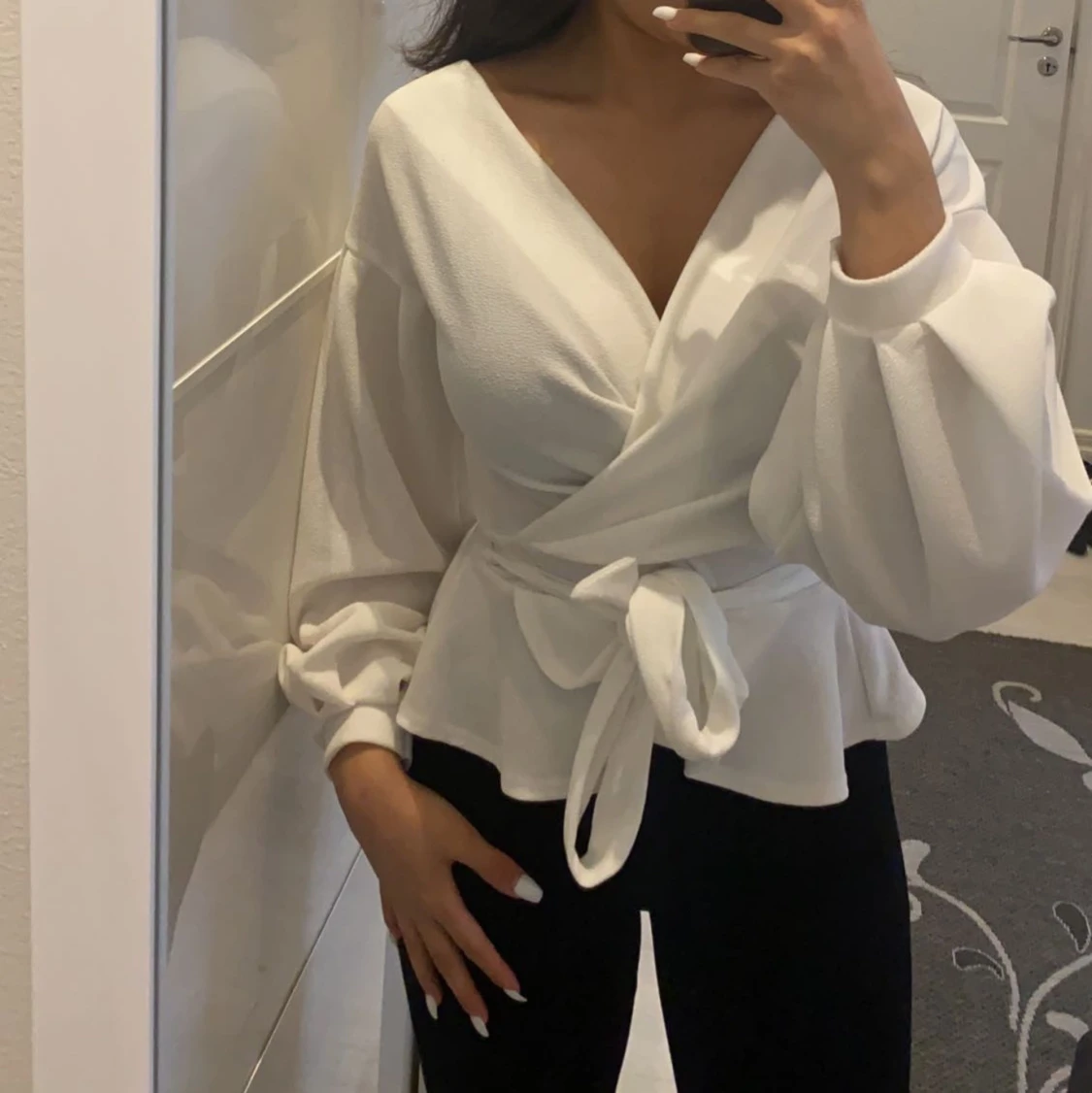 Vit blus med volanger