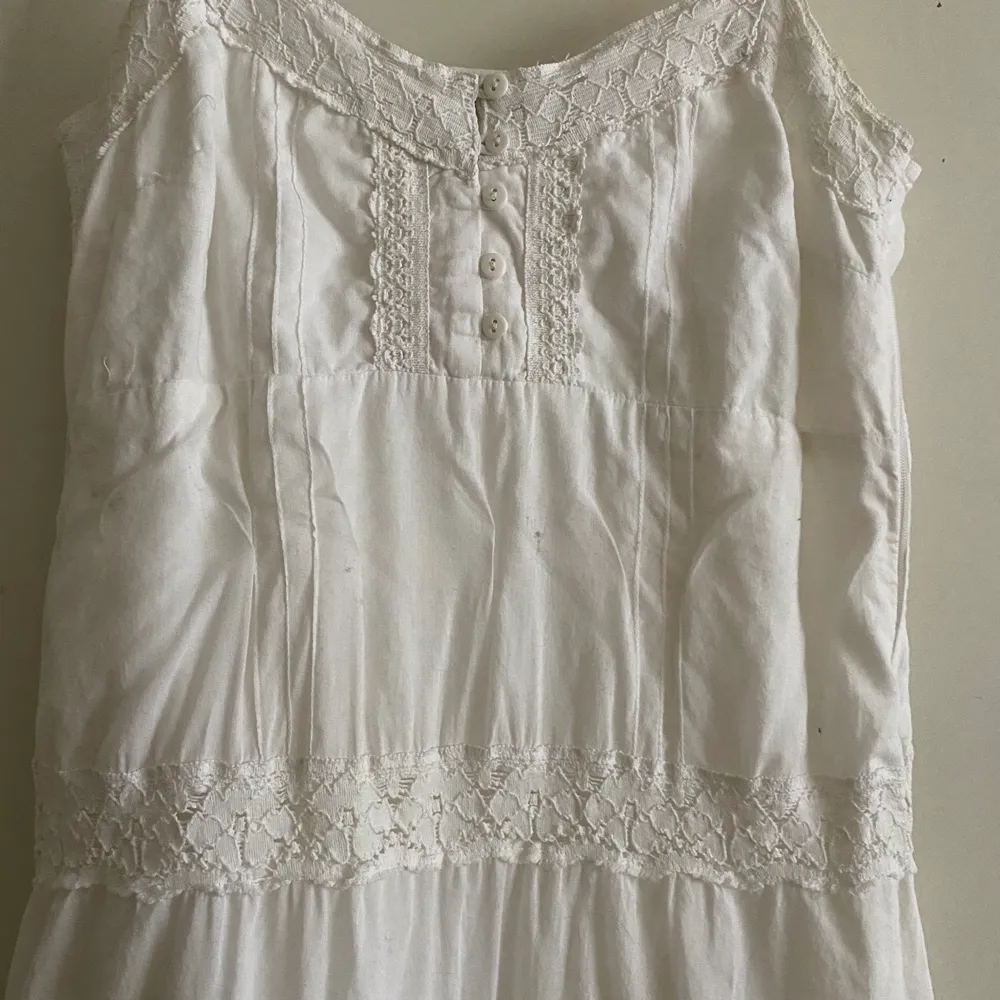 En fin vit klänning med lite spets lite överallt, i storlek S. Eventuell frakt betalas av köparen . Klänningar.