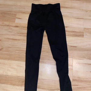 Svarta oanvända tränings tajts! - ALDRIG ANVÄNT!! Fina med ”konturer” för snyggare röv typ, är tyvärr för små för mig!