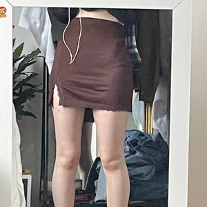 Brun kjol - Säljer denna jättegulliga bruna kjolen då den aldrig kom till användning! Dm om ni har frågor <3