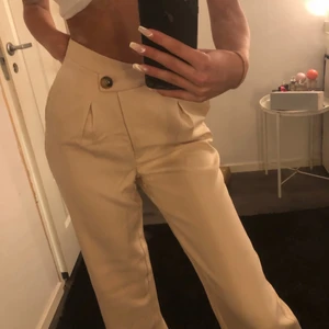 Kostym byxor  - Byxor från Prettylittlething. Säljer då dem aldrig kommer till användning. Helt nya med Prislapp på! Stolen:xs men passar även S. Köparen står för frakt.