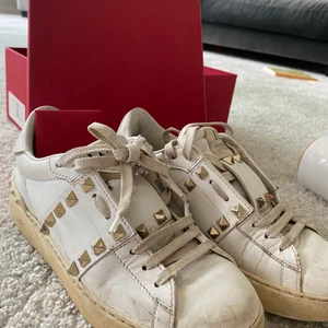 Valentino sneakers  - Vita valentino sneakers i storlek 35,5. 