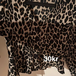 Leopard topp  - En jätte fin leopard topp, lite croppad med svarta lite större knappt där fram! Passar som både fest topp eller vardagligt! Använd få gånger!😊