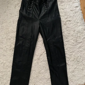 Nicki studios skinnbyxa - Säljer mina nicki studios skinnbyxor i väldig fint skick! Dem är raka i modellen och lite stretchiga i tyget. Har storlek L och är 174 cm lång. 