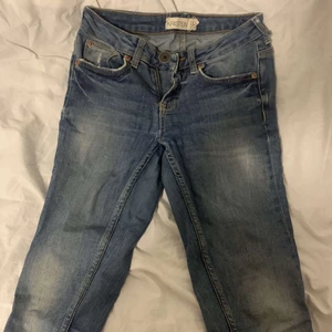 Låg midjade jeans  - Gammal gina modell på jeansen, storlek 26/30. Lågmidjade. Säljer för 150. Kunden står för frakten.