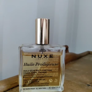 FACE/BODY/HAIR DRY OIL - Nuxe Huile Prodigieuse 100ml, endast lite använd. En underbar torrolja som inte kladdar. För ansikte, kropp och hår. Doftar väldigt gott!