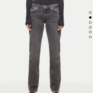 Zara mid rise jeans - Säljer dessa efterfrågade zara jeansen. Lägg bud om du är intresserad🤍