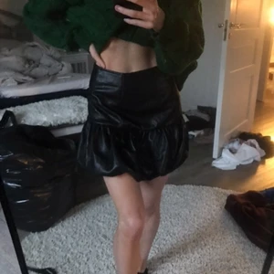 Läderkjol från bershka  - Läderkjol i storlek S, använd någon gång 🖤⚡️