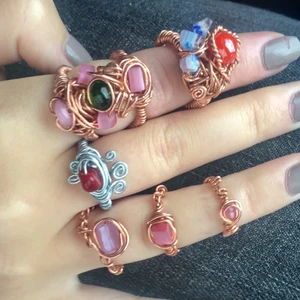 Handgjorda ringar - 💓INTEESSEKOL💓 på dessa handgjorda ringar!! De är improviserade och unika som iaf spicar upp mina outfits lite extra⚡️Skriv ifall ni är intresserade♥️♥️♥️                                                          Priset varierar