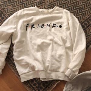 Sweatshirt - Otroligt snygg sweatshirt där de står friends(tv serien) använt rätt så mycket men ändå bra skick. Storlek L. 95 kr plus frakt 