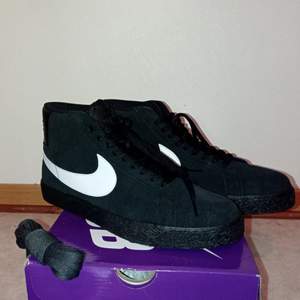 Nike SB zoom blazer mid || storlek 44 || black/White || skorna är helt nya, med originalbox och extra snören 