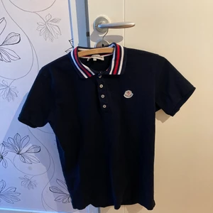 Moncler tröja  - En moncler piké i mörkblå. Den är storlek XL men sitter som en L. Kan fraktas :)