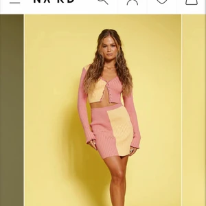 Set från NAKD  - Set från Hanna Schönbergs kollektion med NA-KD som är använt en gång. Väldigt fint!! Säljer det då det inte känns som min stil. Kjolen kostar normalt 299 och toppen 349, alltså totalt 648kr. Jag säljer hela setet för 450kr. 
