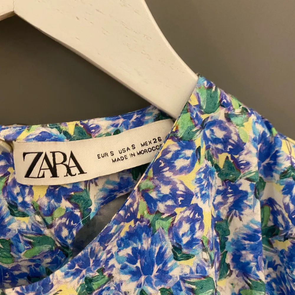 Väldigt fin blus från Zara i så fina färger. Använd någon gång bara. Den sitter väldigt bra på. . Toppar.