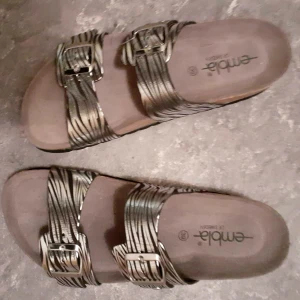 NYA EMBLA svart/silver sandal str37 nypris799 - NYA sandaler i zebralikt mönster. Inköpt LIFE butik 2021. Komfort och inställbara  band med 3 hål. Nypris 799kr.