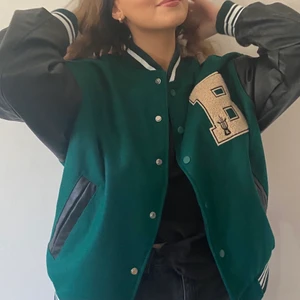 Varsity jacka - En snygg varsity jacka i stl L men sitter snyggt på mig som är S/M. Har knappt kommit till användning då jag har en liknande. 