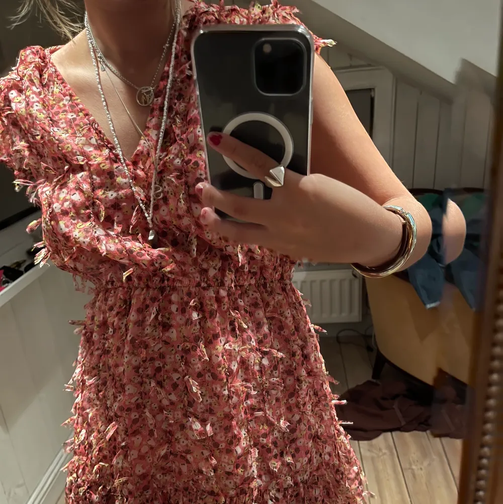 Säljer denna superfina klänningen från zara! Så skön och snygg och helt perfekt längd!!! Storlek s😄❤️‍🔥 kan mötas upp i Stockholm samt frakta!. Klänningar.