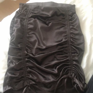 Brun kjol🤎 - En super fin kjol från H&M som jag använt 1 gång🤎 Man kan  sjuksterna banden hur lång man vill ha den eller kort. 