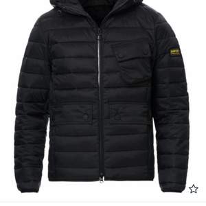 Barbour jacka i storlek XL. Nypris 2700kr. Den är i nyskick!! Använd Max 10 gånger