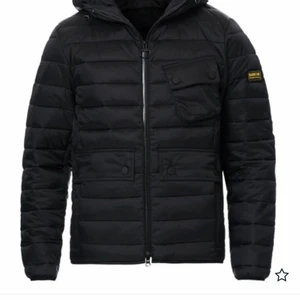 Barbour jacka  - Barbour jacka i storlek XL. Nypris 2700kr. Den är i nyskick!! Använd Max 10 gånger
