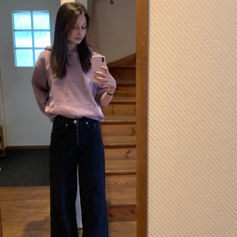 Svarta Highwaist jeans i storlek 32 från Zara. Knappt använda. Köptes för 350 kr men säljer för 200 kr nu. Jeans & Byxor.