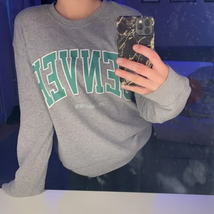 Vintage tröja  - En fin sweetshirt med grönt tryck på, jätte fin men säljer på grund av att den inte kommer till användning. Köpte den för ett år sen utomlands. Skriv för mer bilder eller frågor. Den är i bra skick. 