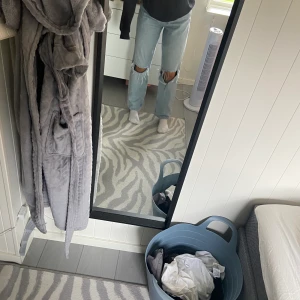 Jeans med hål - Säljer dessa jeans ifrån Gina Tricot då jag har ett par exakt likadana. Storlek 38, 180 kr + frakt☺️💕