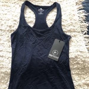 Träningslinne i storlek M - Mörkblått träningslinne i storlek M. Helt ny med prislapp kvar🔥