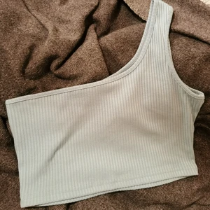 Gulligt linne - Gulligt ljus blåt linne. Storlek s. 50 kr + frakt