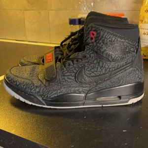 Nike Air Jordan - Jordans storlek 44. Köpta i Dubai därav finns inget kvitto eller lådan sparad. Inte använda alls mycket.