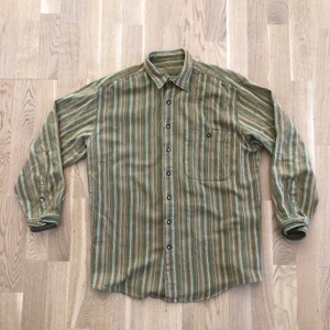 Vintage skjorta - Den här skjortan köpte jag second hand i Berlin förra våren för 300kr men måste tyvärr göra mig av med den pga platsbrist. 100 % bomull och strl M.