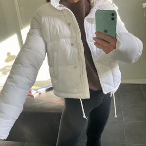 Puffer Jacket vit - Bra skick, (några enstaka fläckar men inget som sticker ut!) Storkek: XS. 📦Frakt: 79kr.  Betalning sker via swish! 
